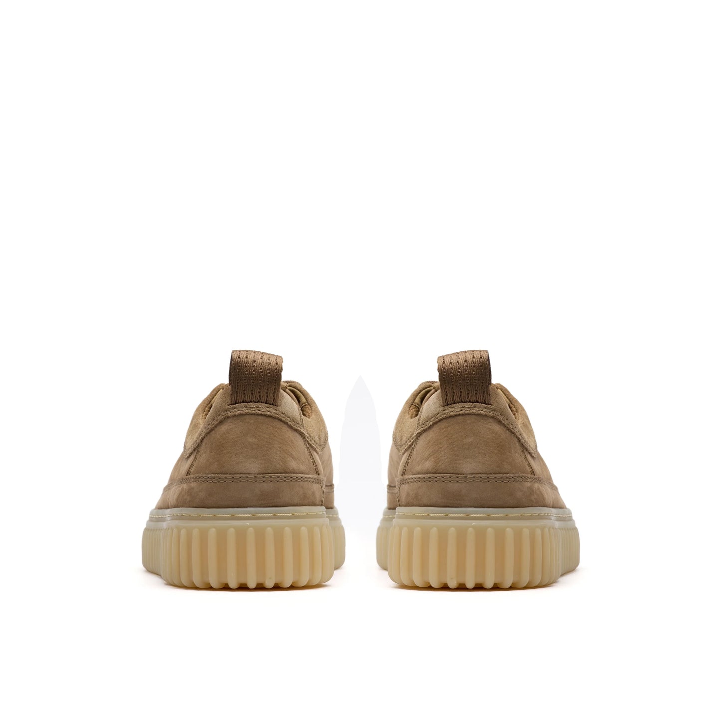Zapatos Casual De La Marca Clarks Para Hombre Modelo Torhill Lace Dark Sand Nubuck En Color Beige