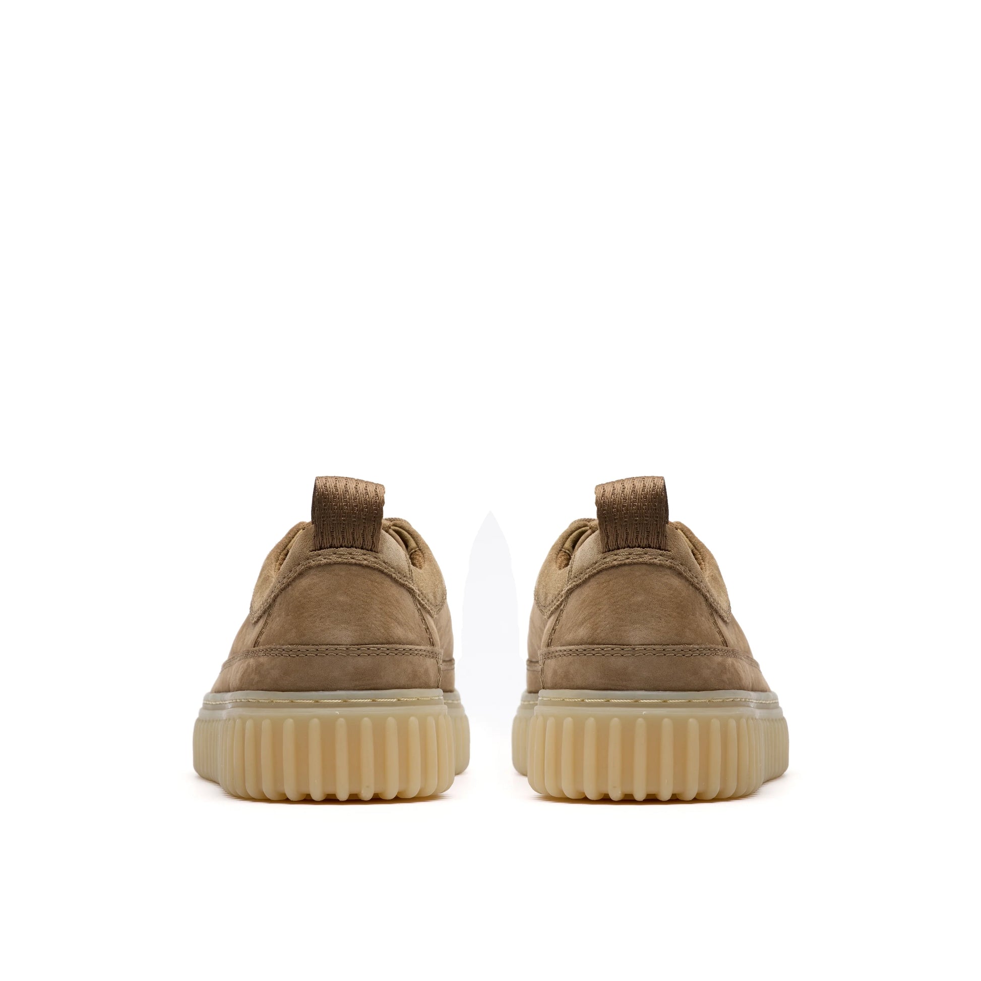 Zapatos Casual De La Marca Clarks Para Hombre Modelo Torhill Lace Dark Sand Nubuck En Color Beige
