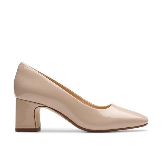 Zapatos De Vestir De La Marca Clarks  Para Mujer Modelo Fernie Court Sand Patent En Color Beige