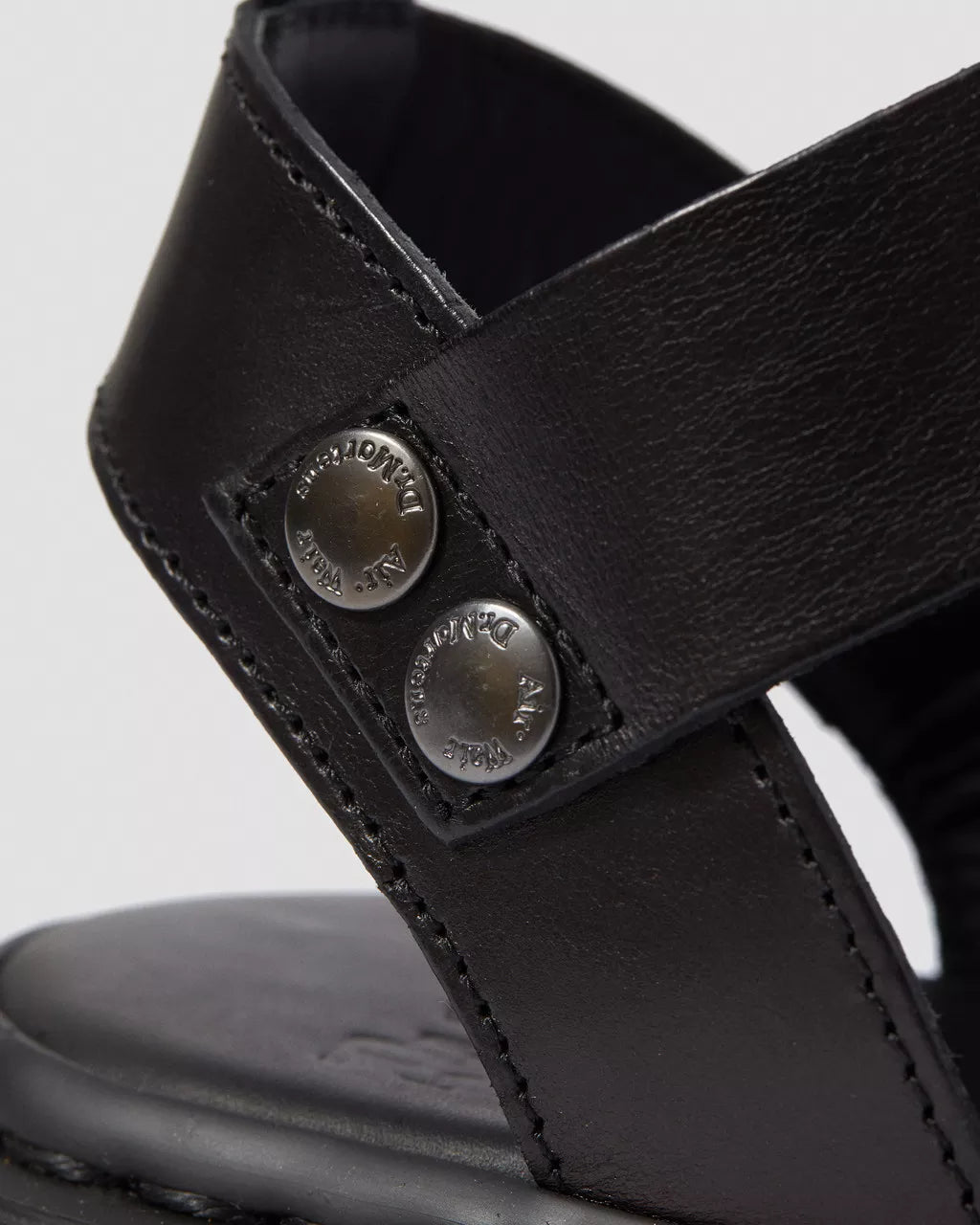 DR. MARTENS Gryphon Strap Sandal SRS Black Brando: svart sandaler för dam