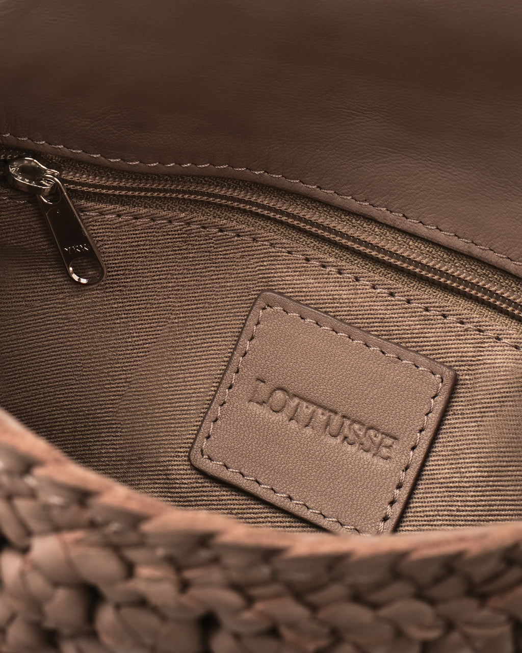 LOTTUSSE | BOLSOS | MUJER | BANDOLERA NOODBAG PIEL DE CORDERO TOPO | MARRÓN