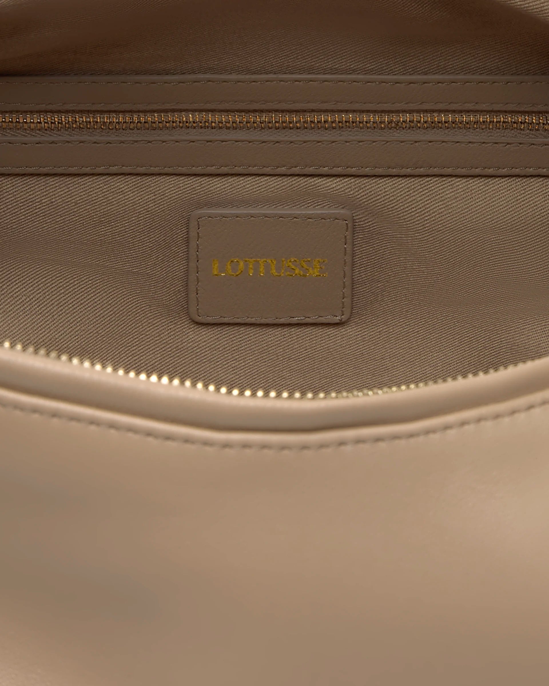 LOTTUSSE | BOLSOS | MUJER | BOLSO HOBO JOY CORDERO BEIGE | BEIGE