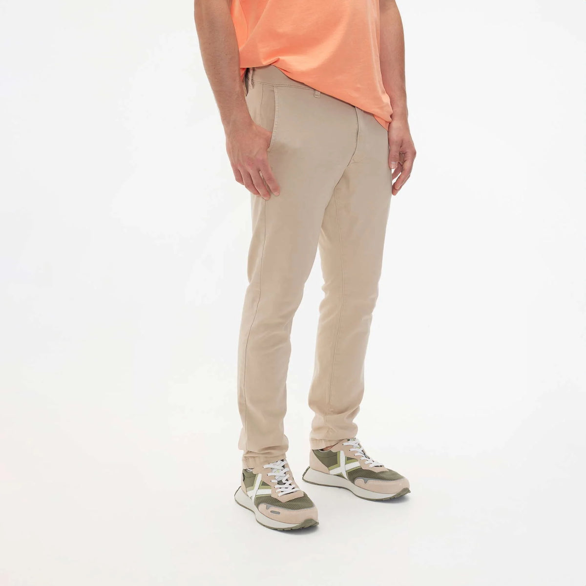 PANTALONES MUNICH UNISEX MODELO CHINO LOOP SAND REFERENCIA 2507257