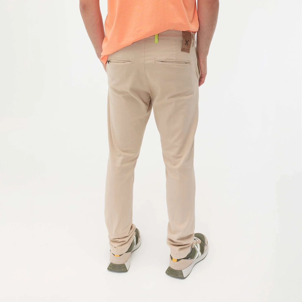 PANTALONES MUNICH UNISEX MODELO CHINO LOOP SAND REFERENCIA 2507257