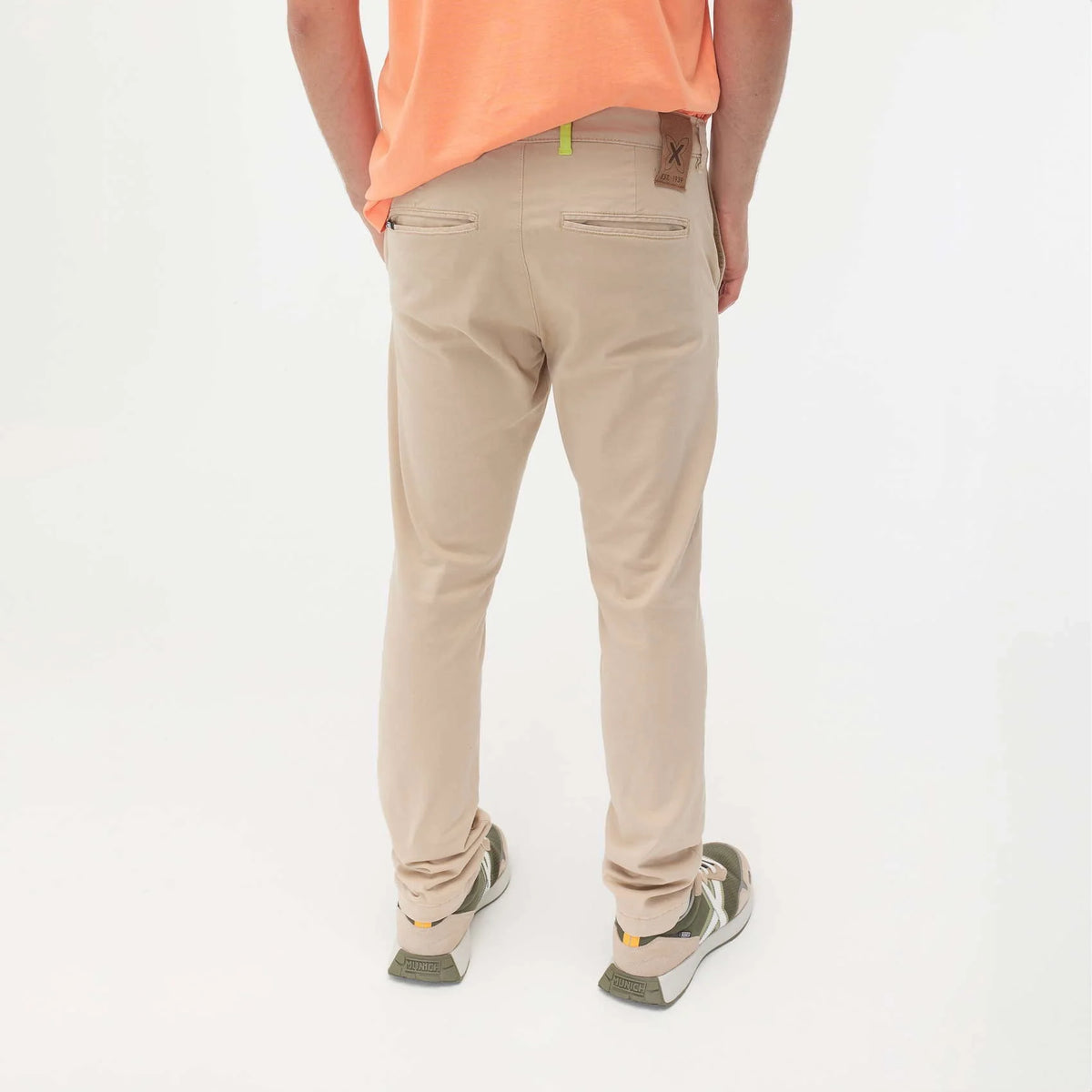 PANTALONES MUNICH UNISEX MODELO CHINO LOOP SAND REFERENCIA 2507257