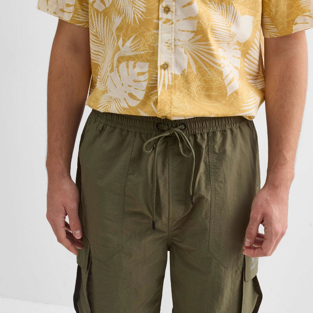 PANTALONES MUNICH UNISEX MODELO CARGO GANG STREETWEAR KHAKI REFERENCIA 2507480
