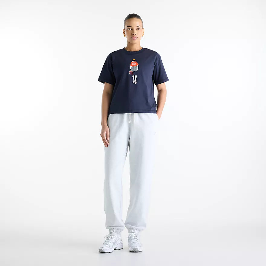 NEW BALANCE Varsity Scholar Relaxed HIP T-shirt DARK Night: синій футболка для жінок