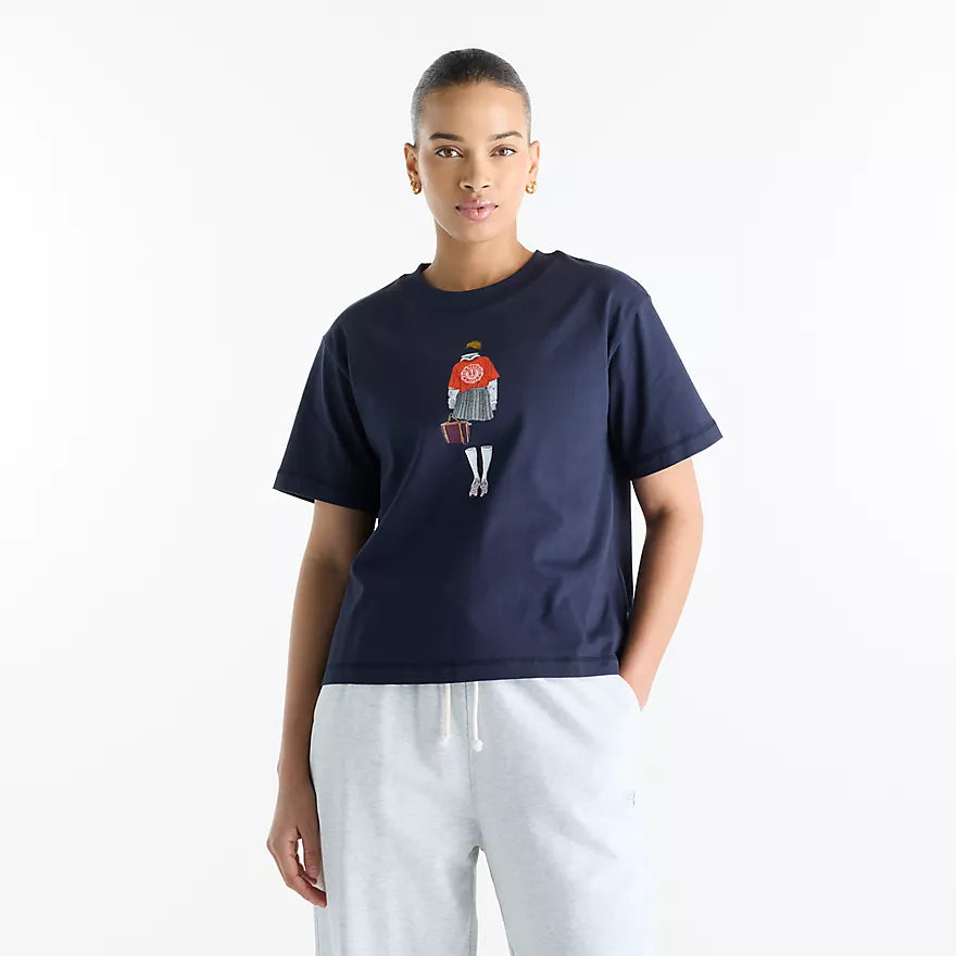 NEW BALANCE Varsity Scholar Relaxed HIP T-shirt DARK Night: синій футболка для жінок