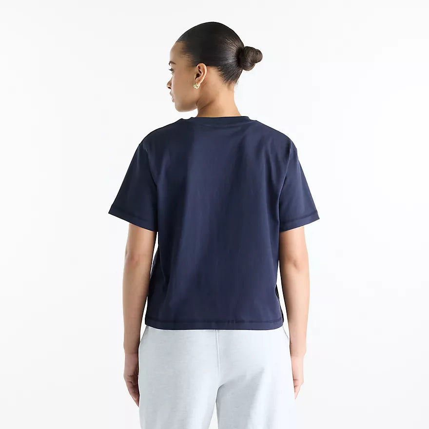 NEW BALANCE Varsity Scholar Relaxed HIP T-shirt DARK Night: синій футболка для жінок