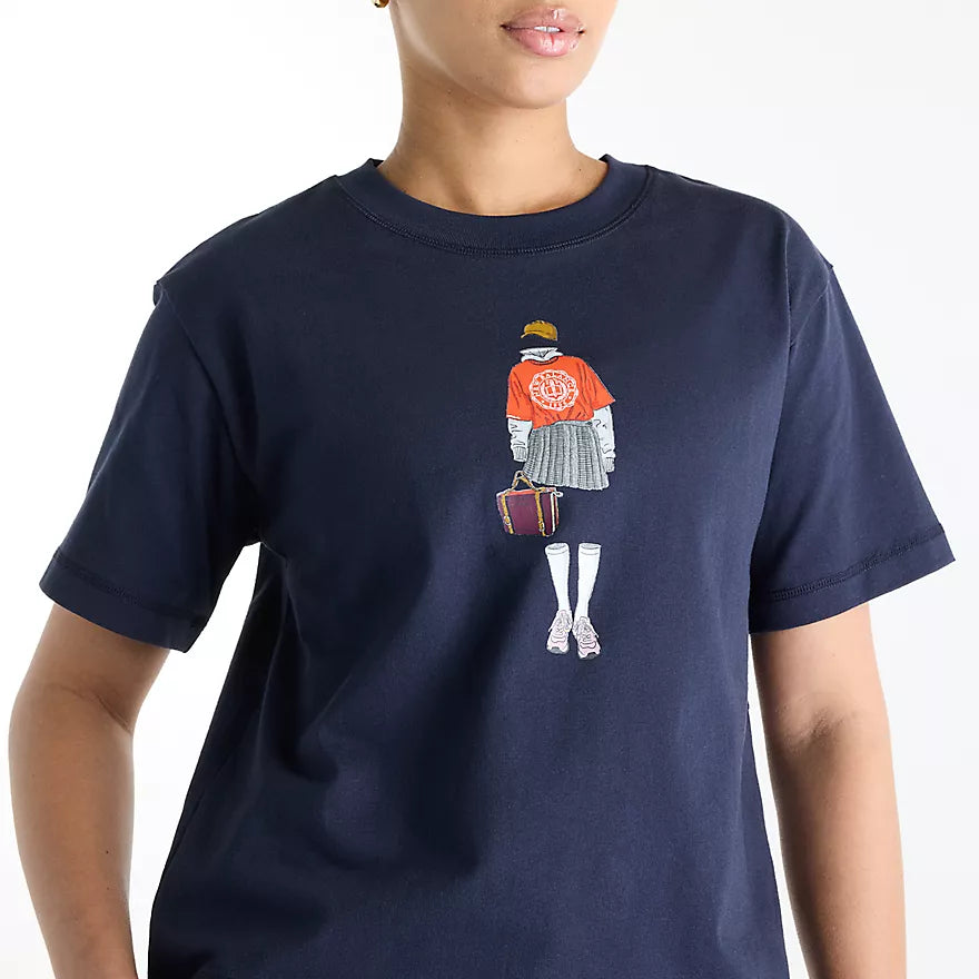 NEW BALANCE Varsity Scholar Relaxed HIP T-shirt DARK Night: синій футболка для жінок