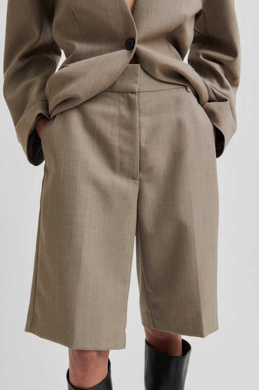 SECOND FEMALE | PANTALONES CORTOS | MUJER | LEVELUP TAILORED SHORTS MID BROWN MELANGE | MARRÓN