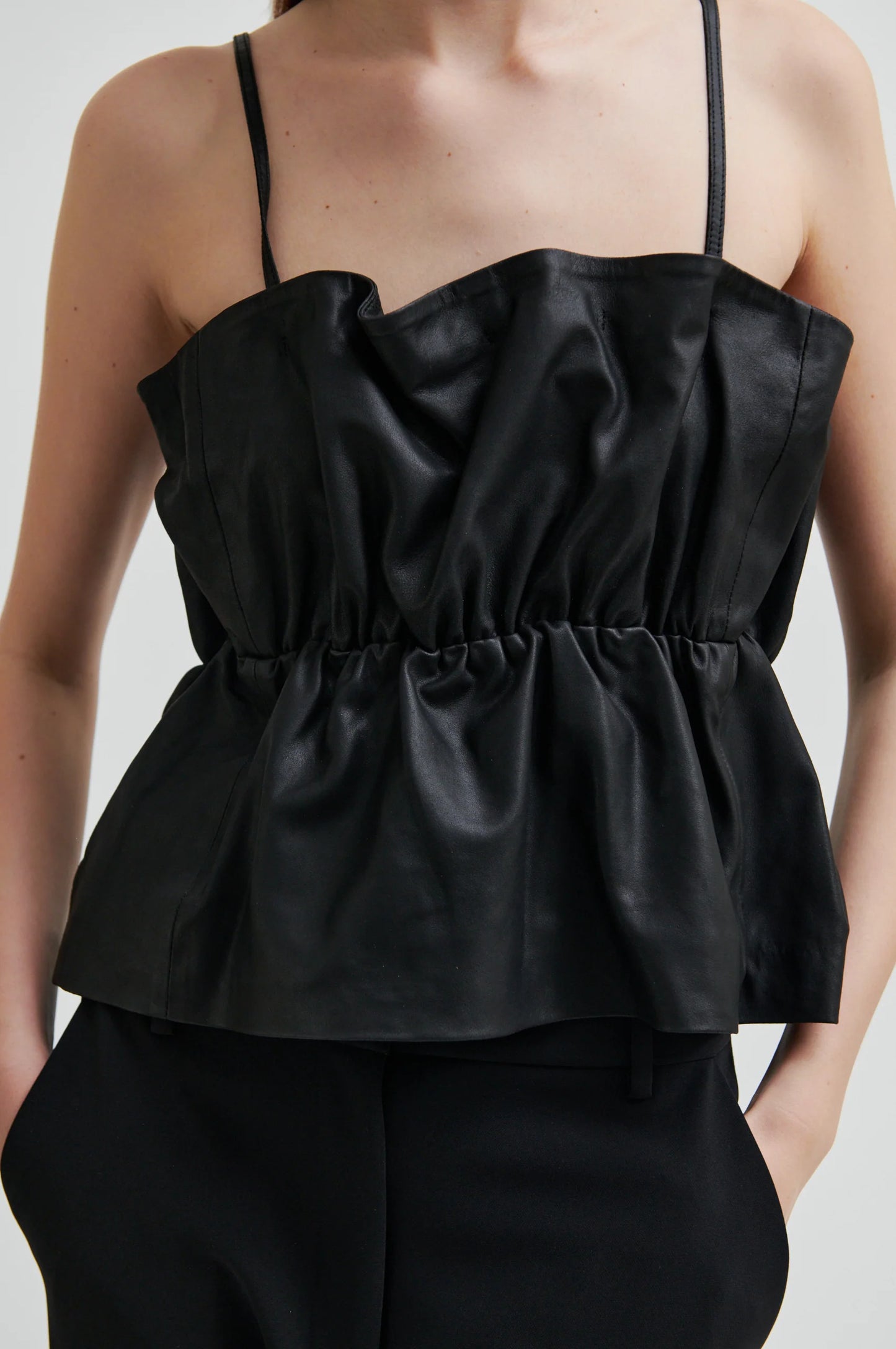 SECOND FEMALE | TOP | MUJER | COVA LEATHER TOP BLACK | NEGRO