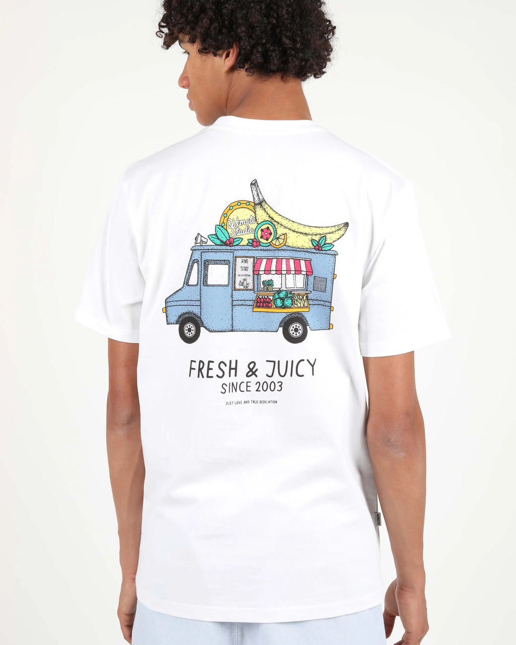 WEMOTO | メンズ アートワーク Tシャツ | フルーツトラック Tシャツ ホワイト | ホワイト