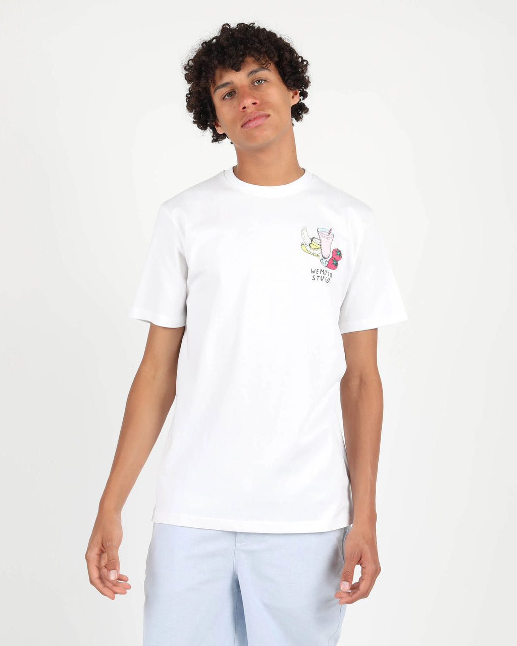 WEMOTO | メンズ アートワーク Tシャツ | フルーツトラック Tシャツ ホワイト | ホワイト
