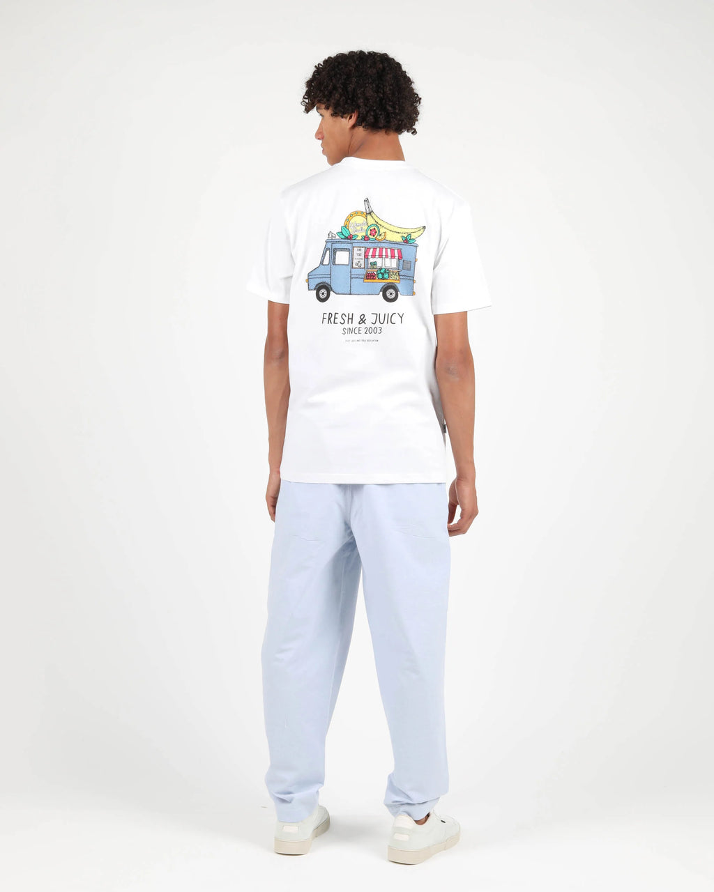 WEMOTO | メンズ アートワーク Tシャツ | フルーツトラック Tシャツ ホワイト | ホワイト