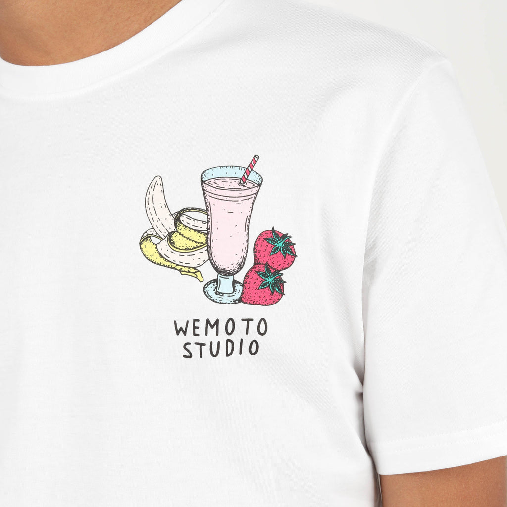 WEMOTO | メンズ アートワーク Tシャツ | フルーツトラック Tシャツ ホワイト | ホワイト