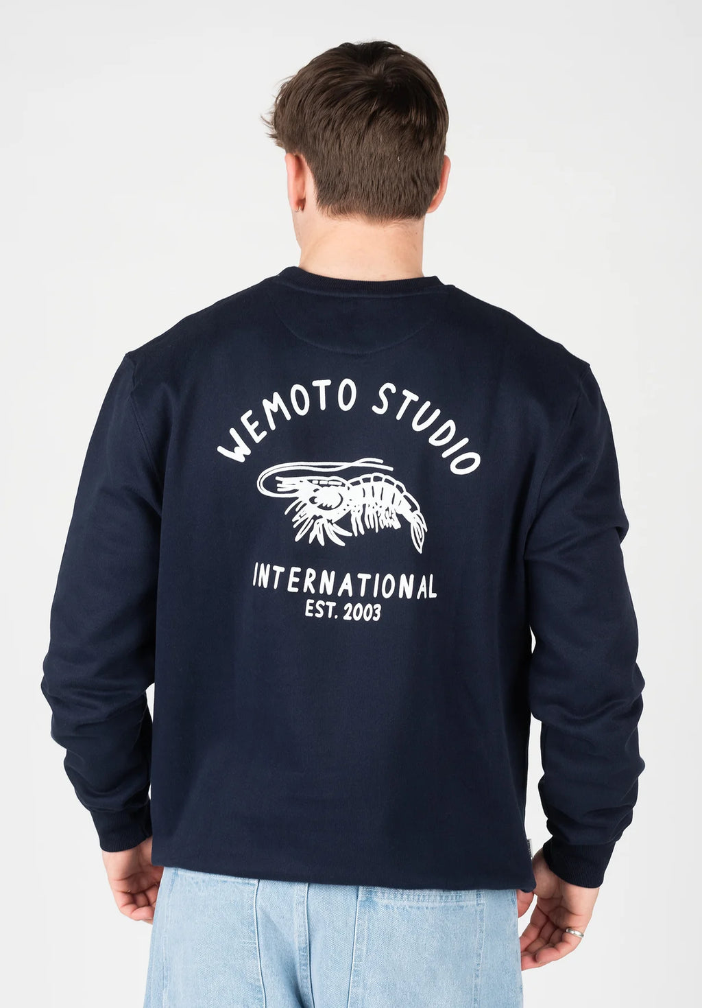 WEMOTO | メンズ アートワーク Tシャツ | コースト クルー ホワイト | ネイビーブルー