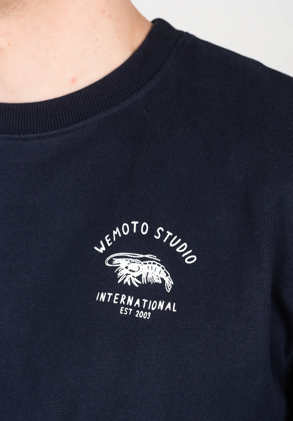 WEMOTO | メンズ アートワーク Tシャツ | コースト クルー ホワイト | ネイビーブルー