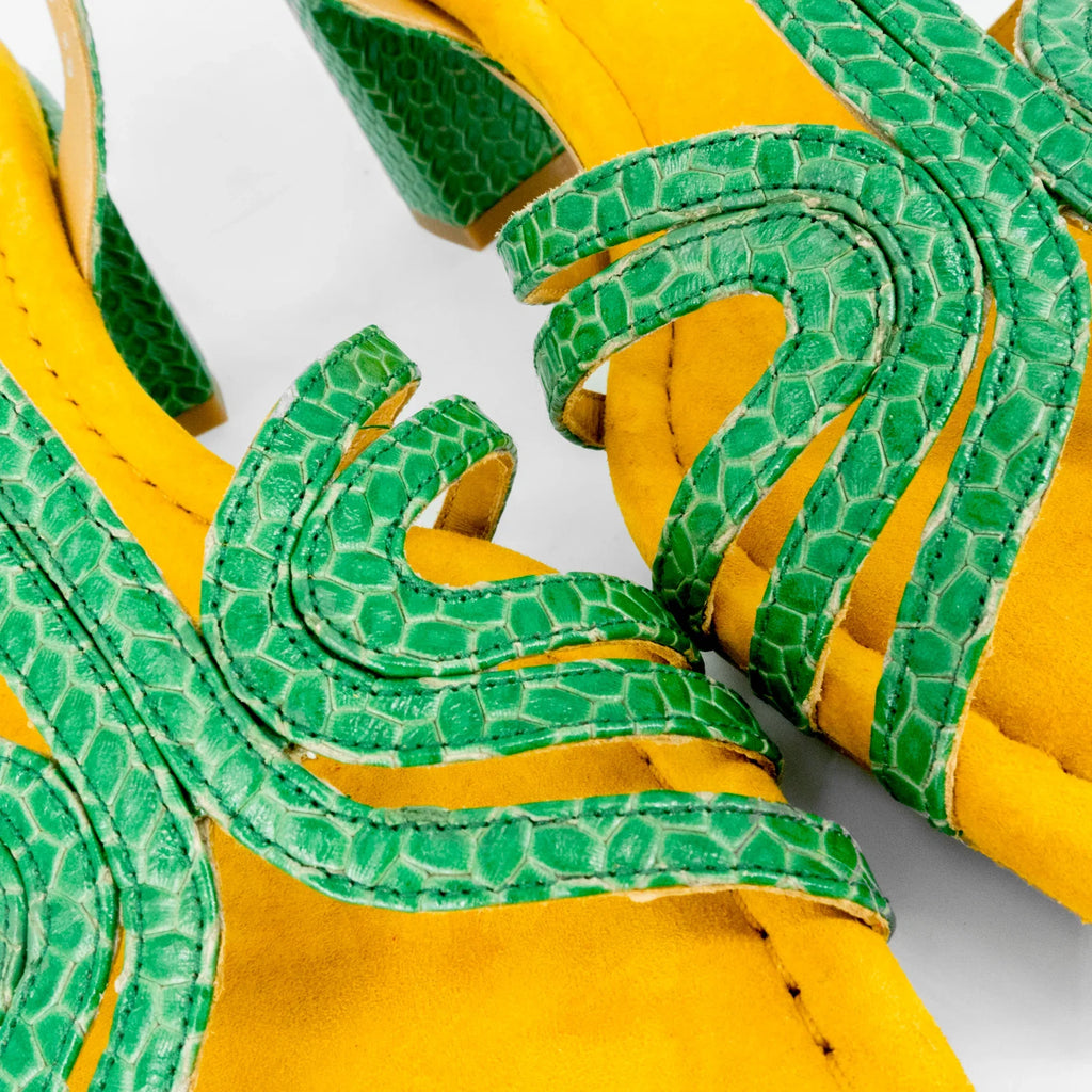 Sandalias De La Marca Audley Modelo Hallie: Tacón Crossed Palm