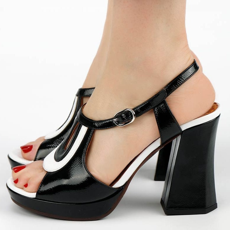 Sandalias De La Marca Chie Mihara Para Mujer Modelo Corvina 42En Color Negro